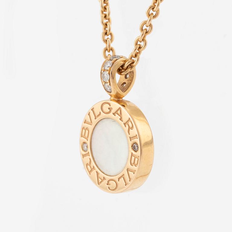 Bulgari collier 18K guld med onyx och pärlemor samt runda briljantslipade diamanter.