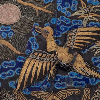 Ämbetsmannainsignia, (buzi), broderat siden med metalltråd, Qingdynastin, 1700-tal.