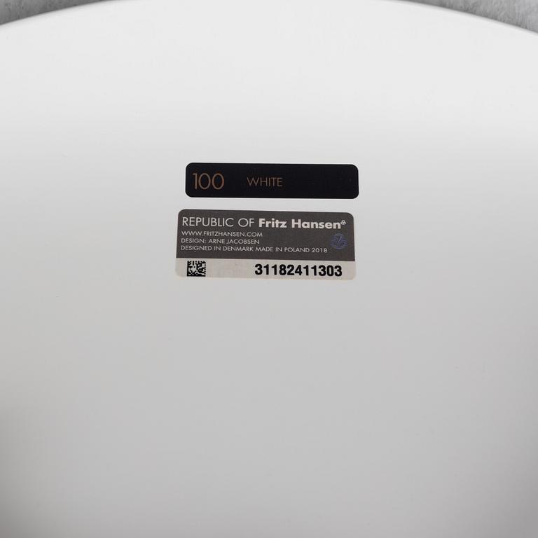 Arne Jacobsen, six chairs, "The Seven", Fritz Hansen, 2018.