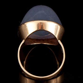 RING, guld 14K, cabochonslipad kalsedon. Olavi Nupponen, Kaunis Koru 1961.