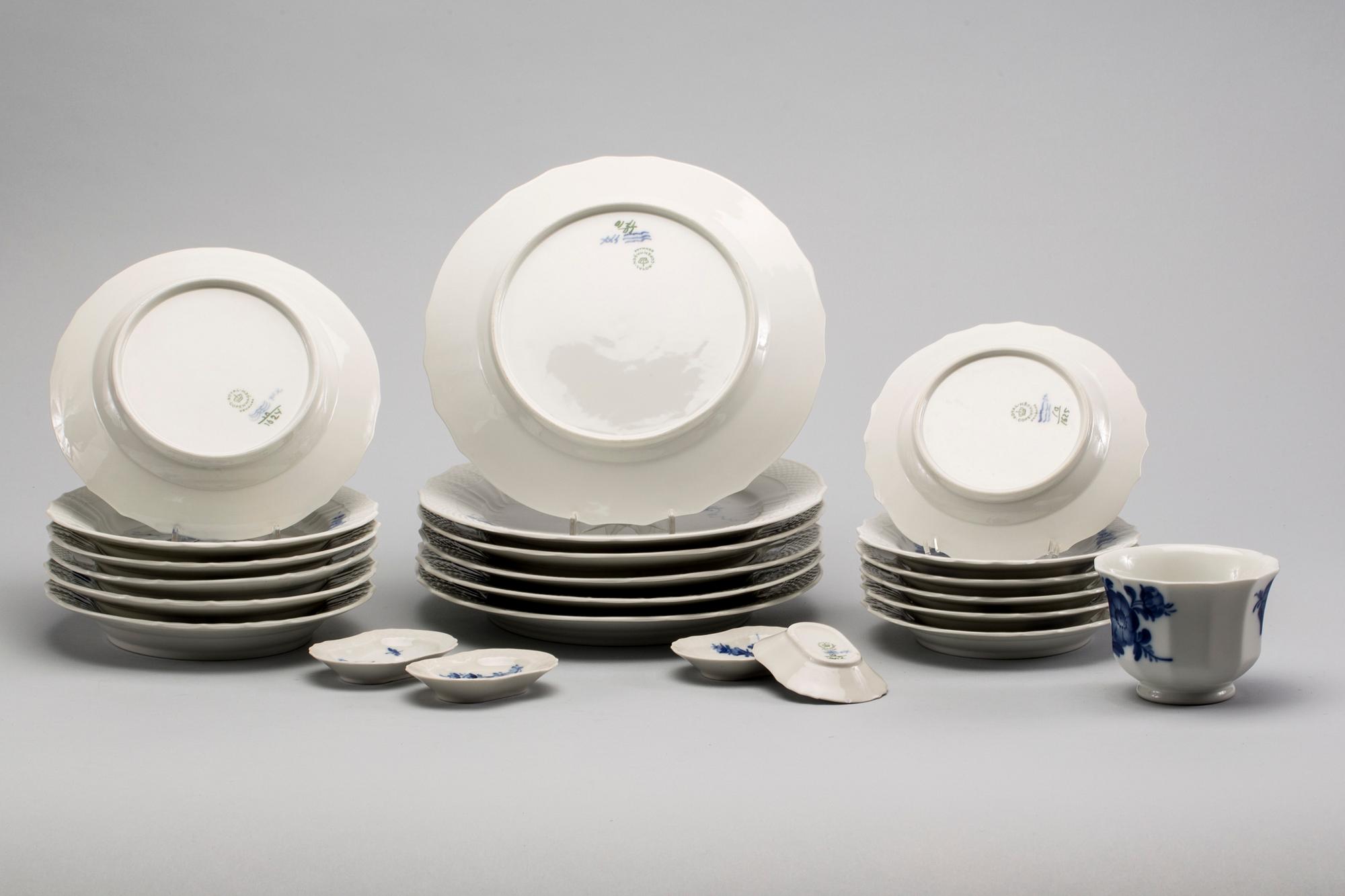 SERVISDELAR, 23 st, porslin, "Blå blomst", Royal Copenhagen, 1900-talets andra hälft.
