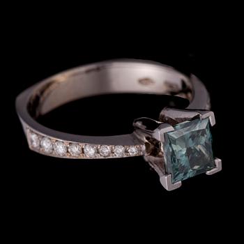 RING, 18K vitguld, färgad blå diamant, färglösa diamanter. Vikt ca 4,2 g. Intyg.