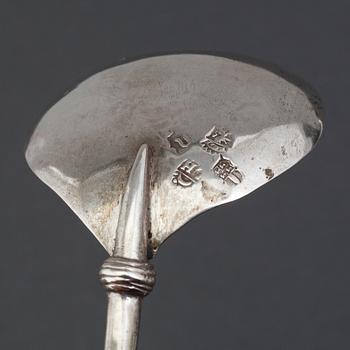 Skedar med druvknopp, 3 st, silver, icke identifierade stämplar, Holland 1600-tal och 1700-tal.