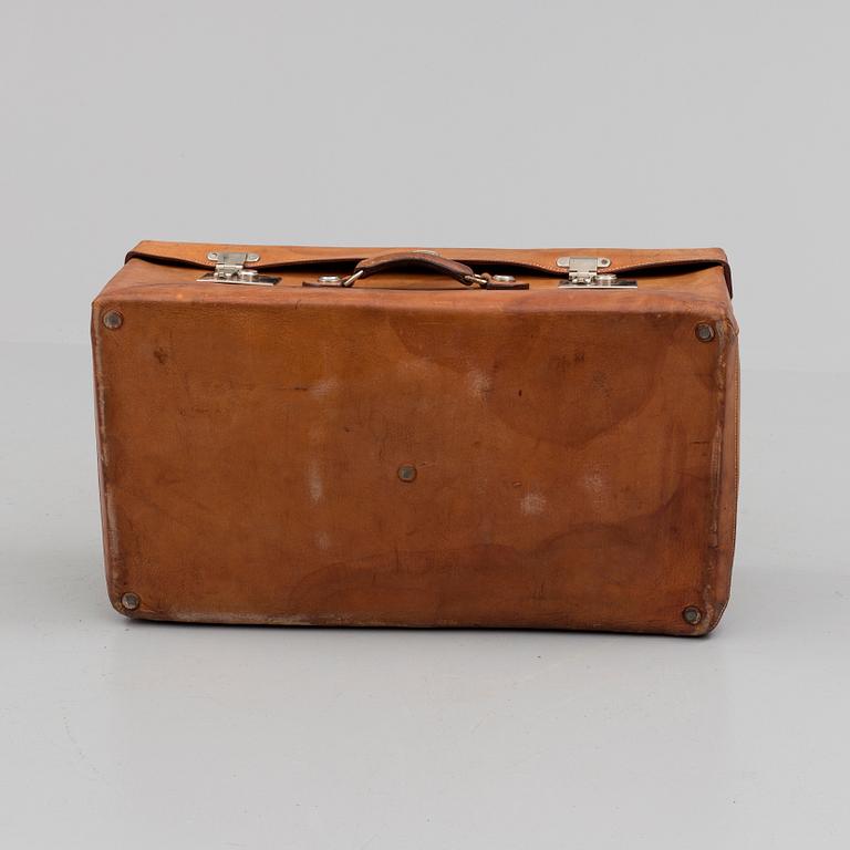 A 1920s J. Müller St Petersbourg Grande Morskaia, 18/8 leather suitcase.