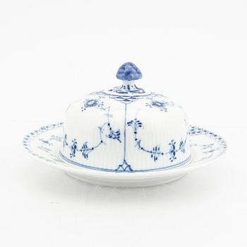 Service 92 dlr "Musselmalet" rifled, full and half laced Royal Copenhagen Denmark porcelain 1954-1973.