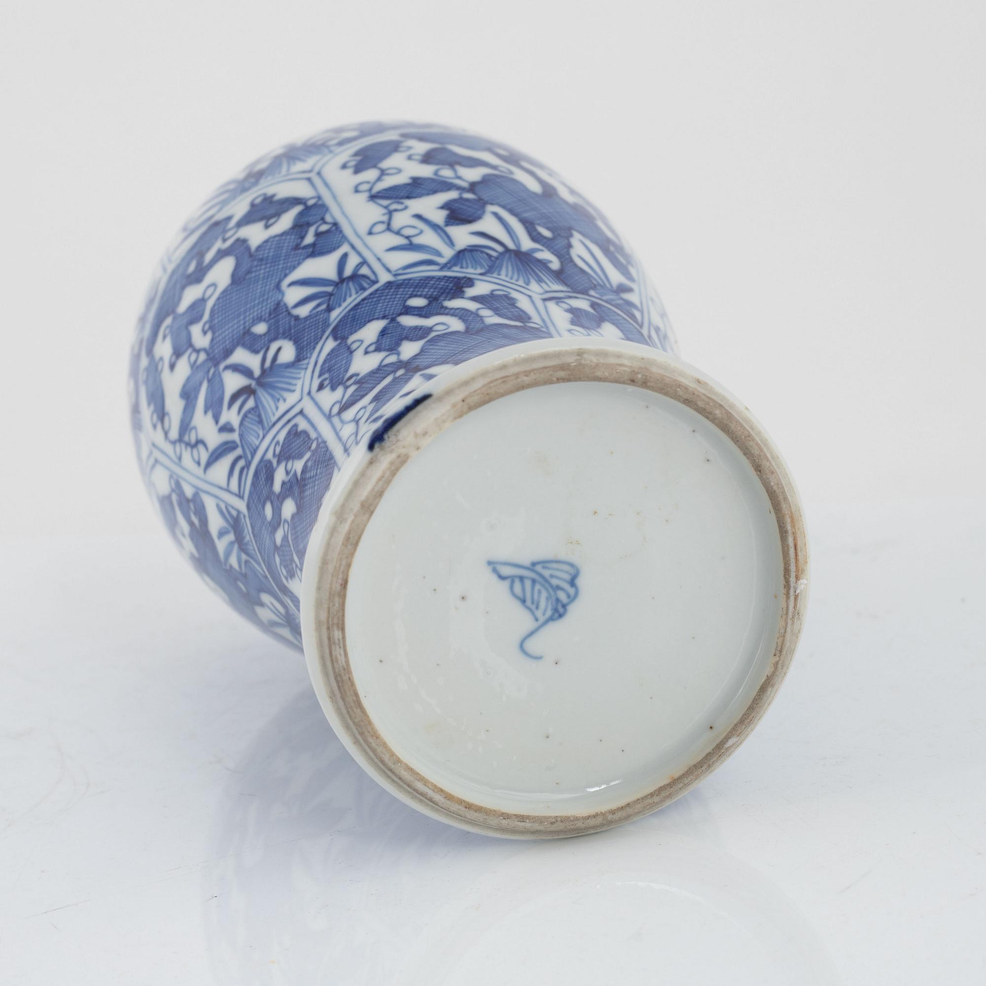 A blue and white vase, Qing dynasty, Kangxi (1662-1722).