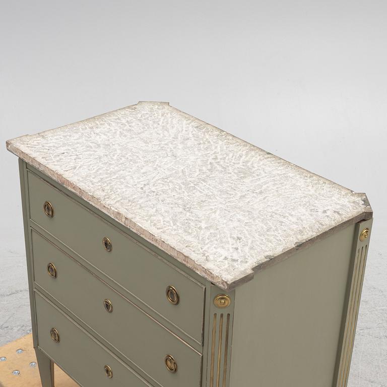 Chest of drawers, Gustavian style, first half of the 20th century.