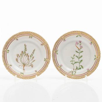 Assietter, fyra stycken samt små fat, två stycken, porslin. 'Flora Danica', Royal Copenhagen, Danmark, 1900-tal.