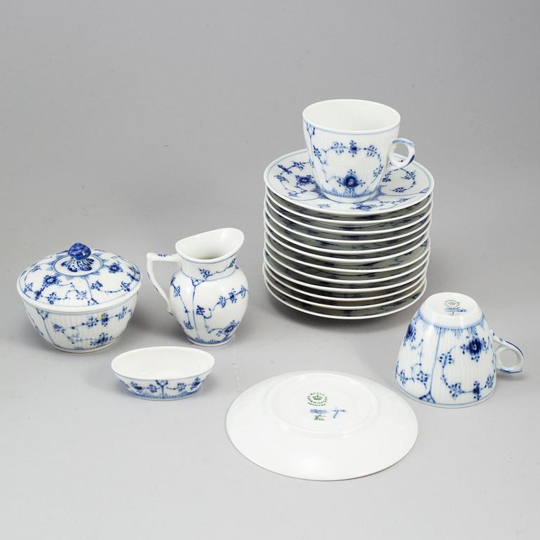 ROYAL COPENHAGEN, 100 psc porcelaine 'Musselmalet'.