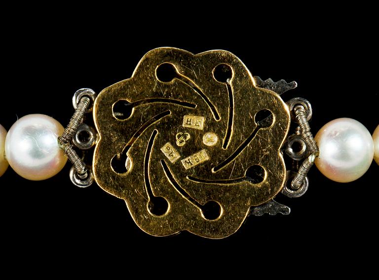 COLLIER, odlade pärlor 3,5 - 6 mm, LÅS i 18k vitguld med grön sten och åtta fasettslipade stenar.