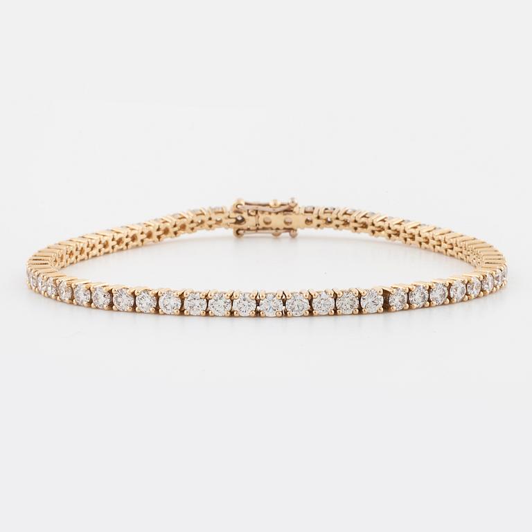 A brilliant cut diamond bracelet.