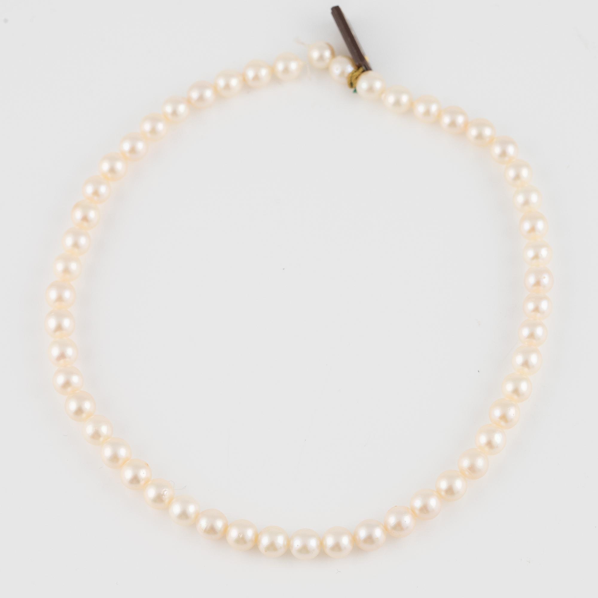 Three necklaces with cultured pearls, without clasps.