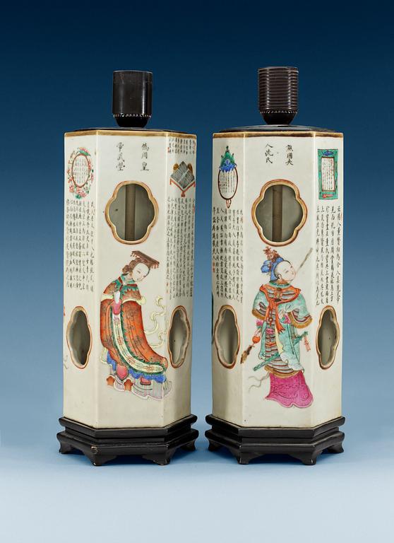 LYKTOR, ett par, porslin. Sen Qing dynasti (1644-1912).