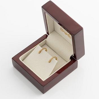 Gussander, a pair of earrings, 18K gold with brilliant-cut diamonds.