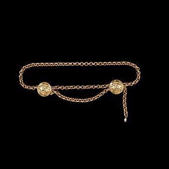 1235. A golden chain belt by Chanel.