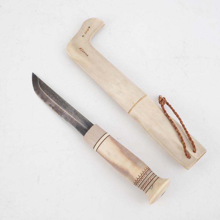 Anders Sunna, a reindeer horn knife, signed and dated 1979.