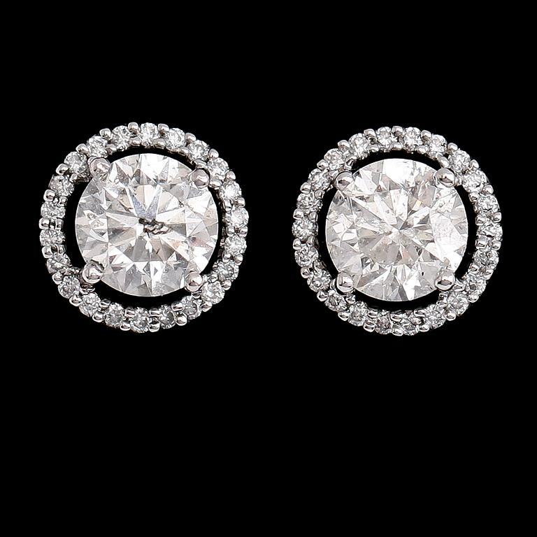 ÖRHÄNGEN, 1 par, 18 k vitguld, briljantslipde diamanter tot 2.30 ct.