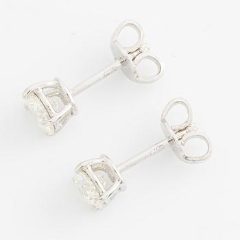Earrings with brilliant-cut diamonds, accompanied by an IGI report.