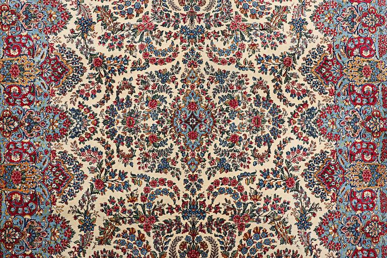 A carpet, old/semi-anqtiue Kirman Laver, c. 315 x 235 cm.