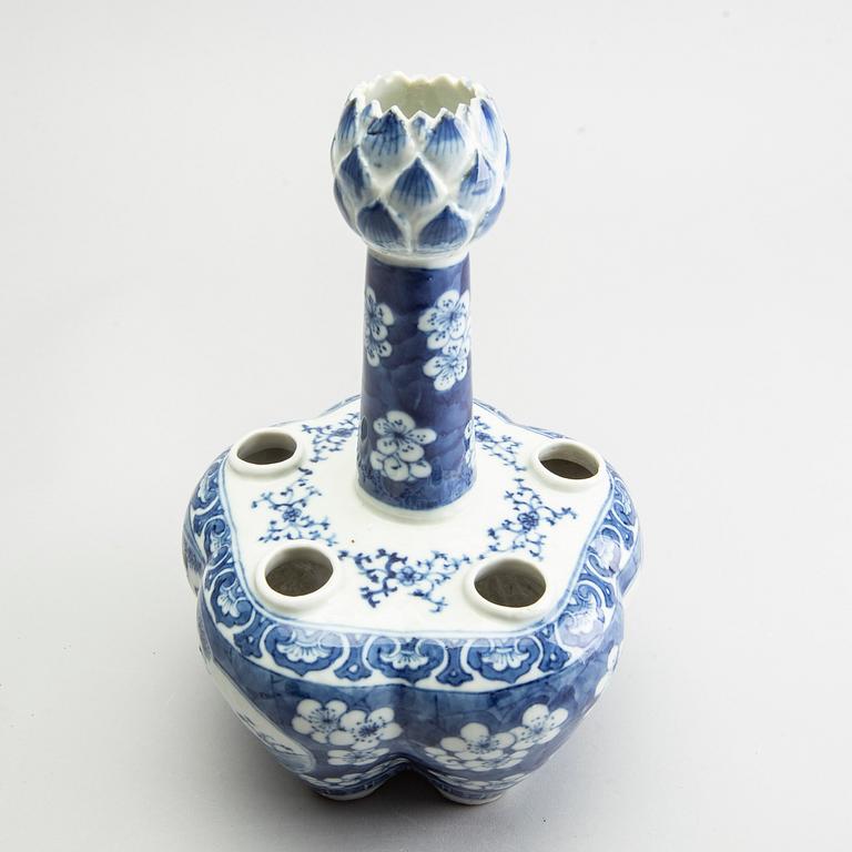 A blue and white tulip vase, Qing dynasty, 19th Century.