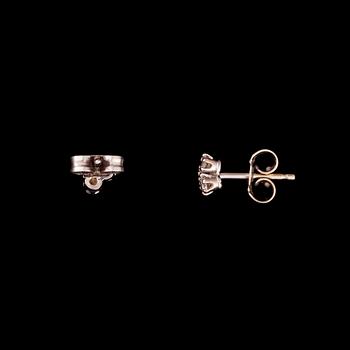 ÖRHÄNGEN, 18K vitguld, briljantslipade diamanter. Vikt totalt ca 1,0 g.