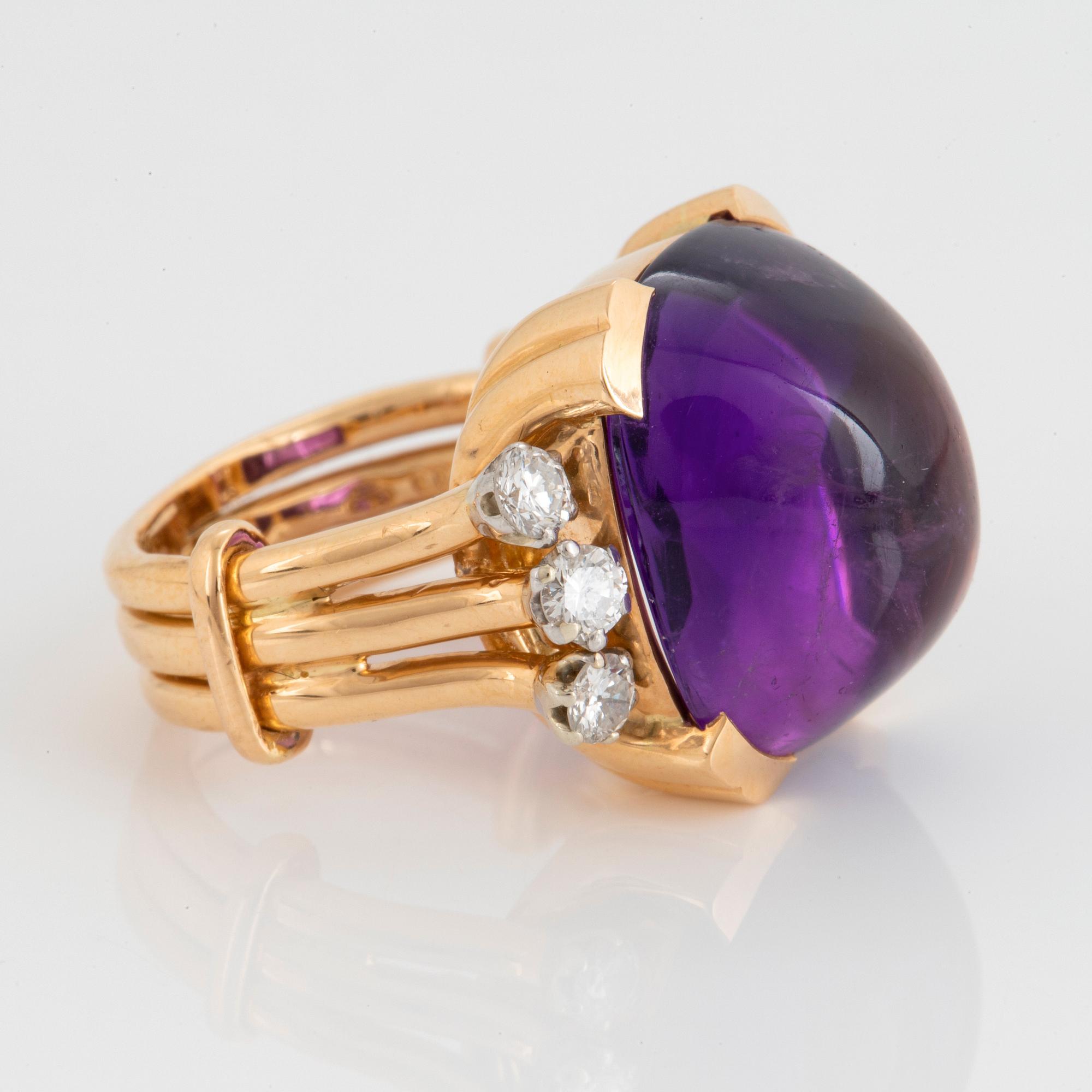 WA Bolin ring 18K guld med en cabochonslipad ametist och runda briljantslipade diamanter.