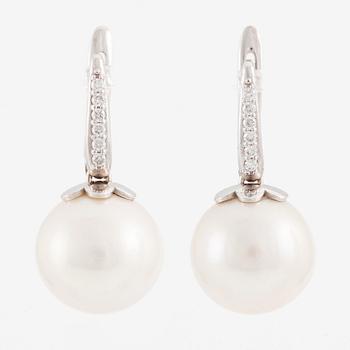 Earrings 18K white gold with cultured freshwater pearls and brilliant-cut diamonds.