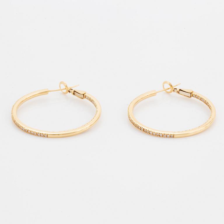 Örhängen hoops med briljantslipade diamanter.