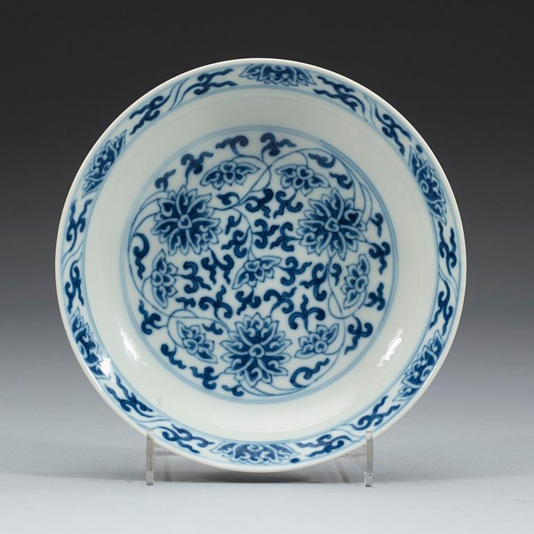 A set of blue and white lotus dishes, Qing dynasty, 19th century with Tongzhis six character mark in underglaze blue.
