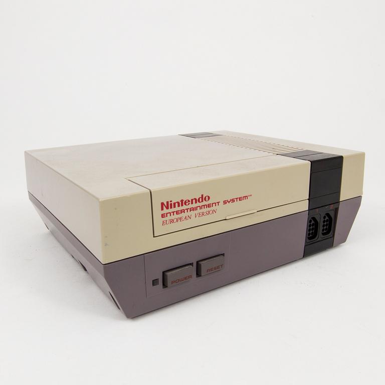 A lot 11 Nintendo 8-bit games and console, Japan, 1980/90s.