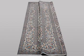 A carpet, Kashan, ca 290 x 193 cm.