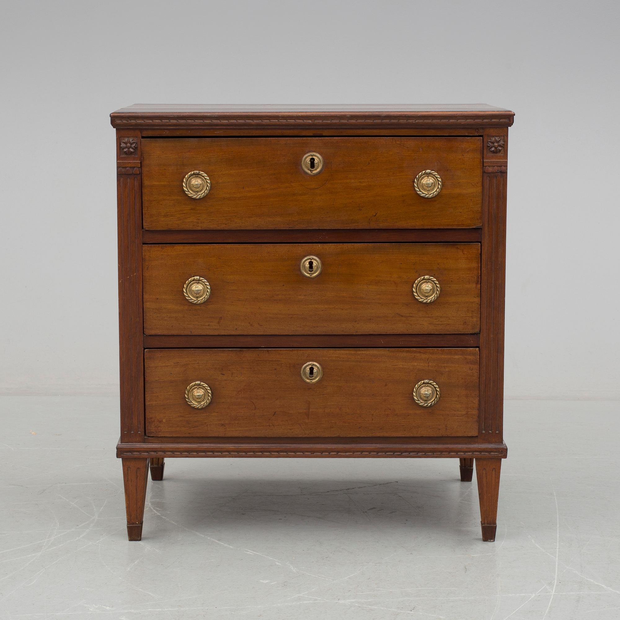 BYRÅ, sengustaviansk, omkring sekelskiftet 1800.