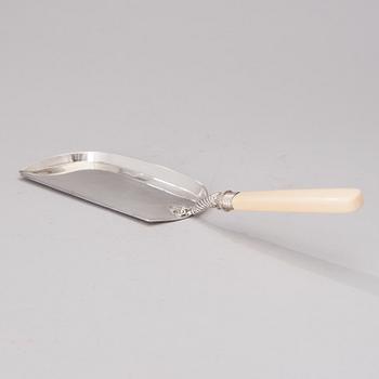 AN EDWARDIAN SILVER CRUMBER, marks of Mappin & Webb, Sheffield 1904.