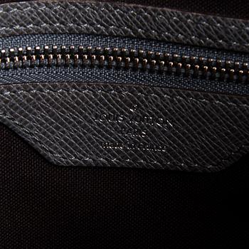 Louis Vuitton, "Taiga Roman MM", väska.