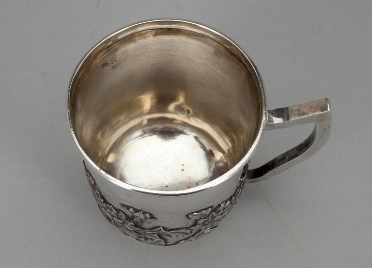 MUGG, silver, Kina. Finska importstämplar, Koruteollisuus Tillander, Helsingfors 1970. Vikt ca 147 g.