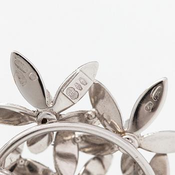 An 18K white gold brooch with diamonds ca. 0.10 ct in total. Unoarre, Italy.