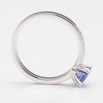 A 14K white gold ring with diamonds ca. 0.17 ct in total and a tanzanite.