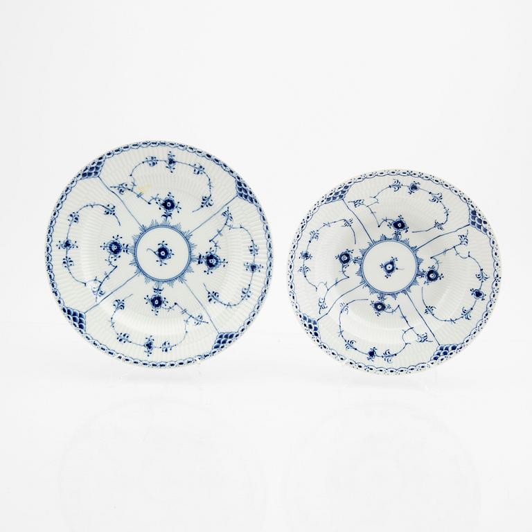 Service 92 dlr "Musselmalet" rifled, full and half laced Royal Copenhagen Denmark porcelain 1954-1973.