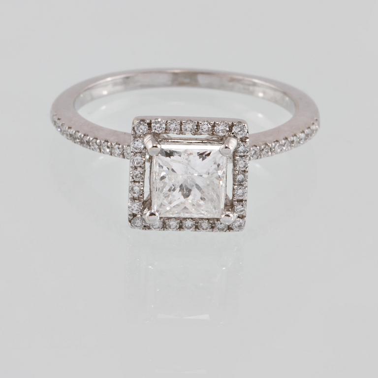 RING, 18K vitguld med prinsesslipad diamant 1.09 ct samt briljantslipade diamanter 0.25 ct. Vikt 3,5 gram.