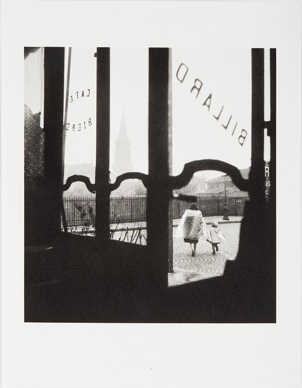 WILLY RONIS, Limited Edition Portfolio with 12 Collotype Plates, signed and numbered 238/290 on the colophon.