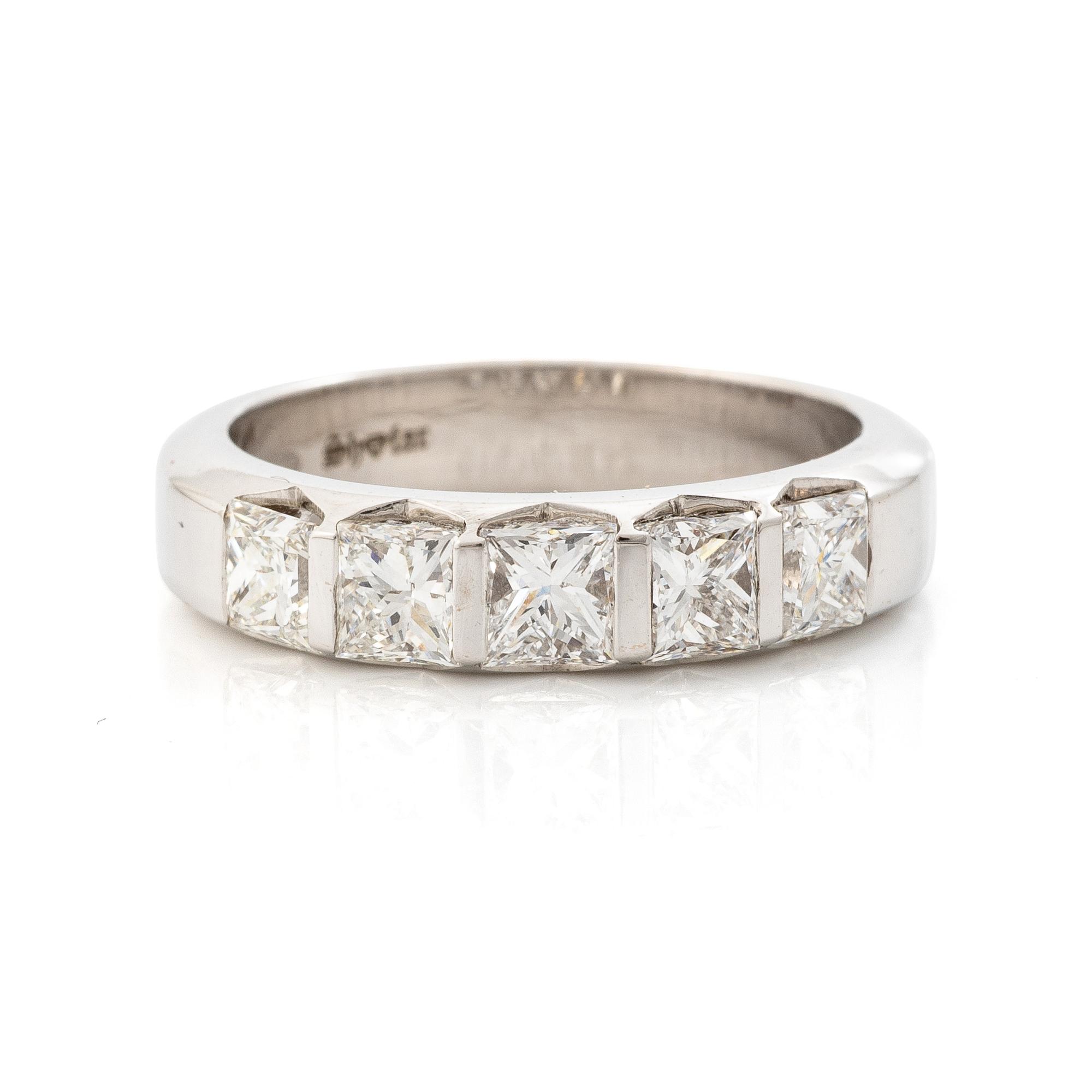 Ring 14K white gold with princess-cut diamonds.
