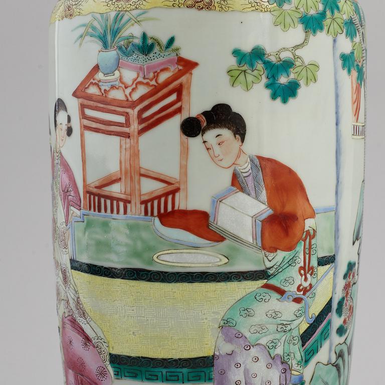 A famille rose vase, turned into a tablelamp, Qing dynasty, 19th century.