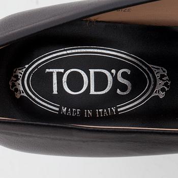 TOD'S, a pair of black leather pumps.