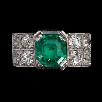 RING, trappslipad smaragd med antikslipade diamanter, tot. ca 1 ct. Art deco.