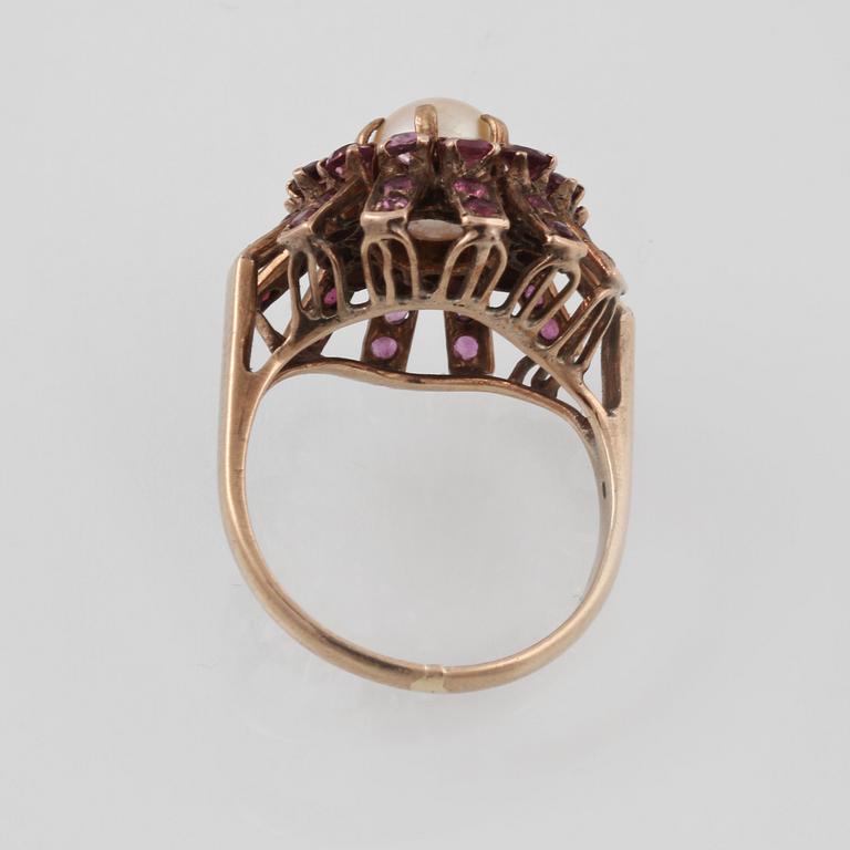 RING, 14K guld med odlad pärla och rosa safirer. Vikt 4,3 gram.