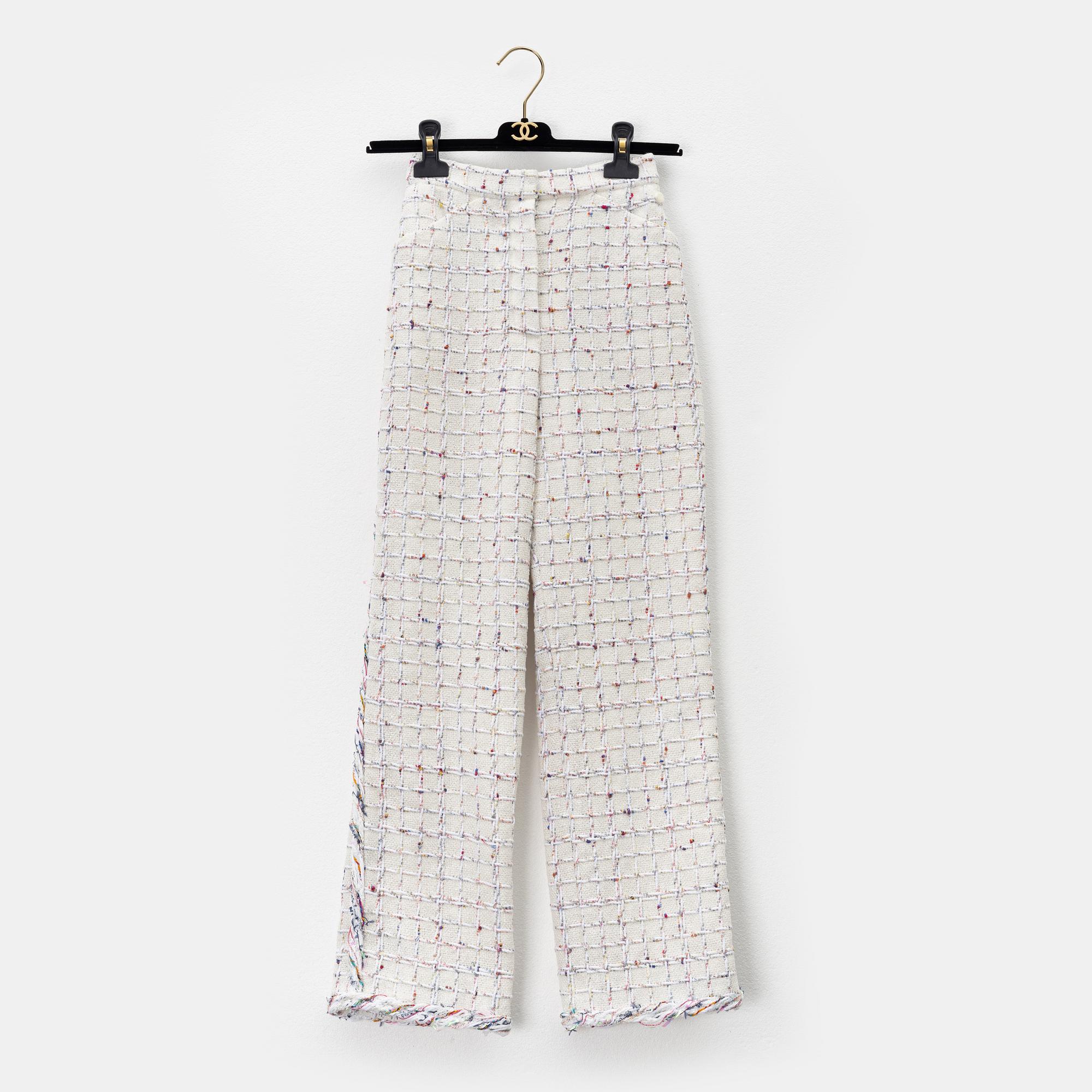 Chanel, a pair of bouclé pants, size 34.