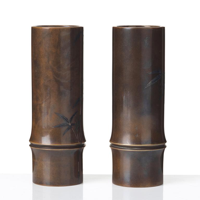 A pair of Japanese bronze vases, Meiji period (1868-1912). Signed.