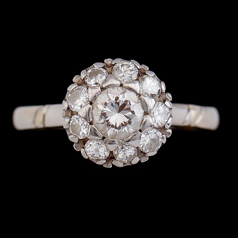 RING, 18 k vitguld, briljantslipade diamanter. Vikt ca 3,4 g.