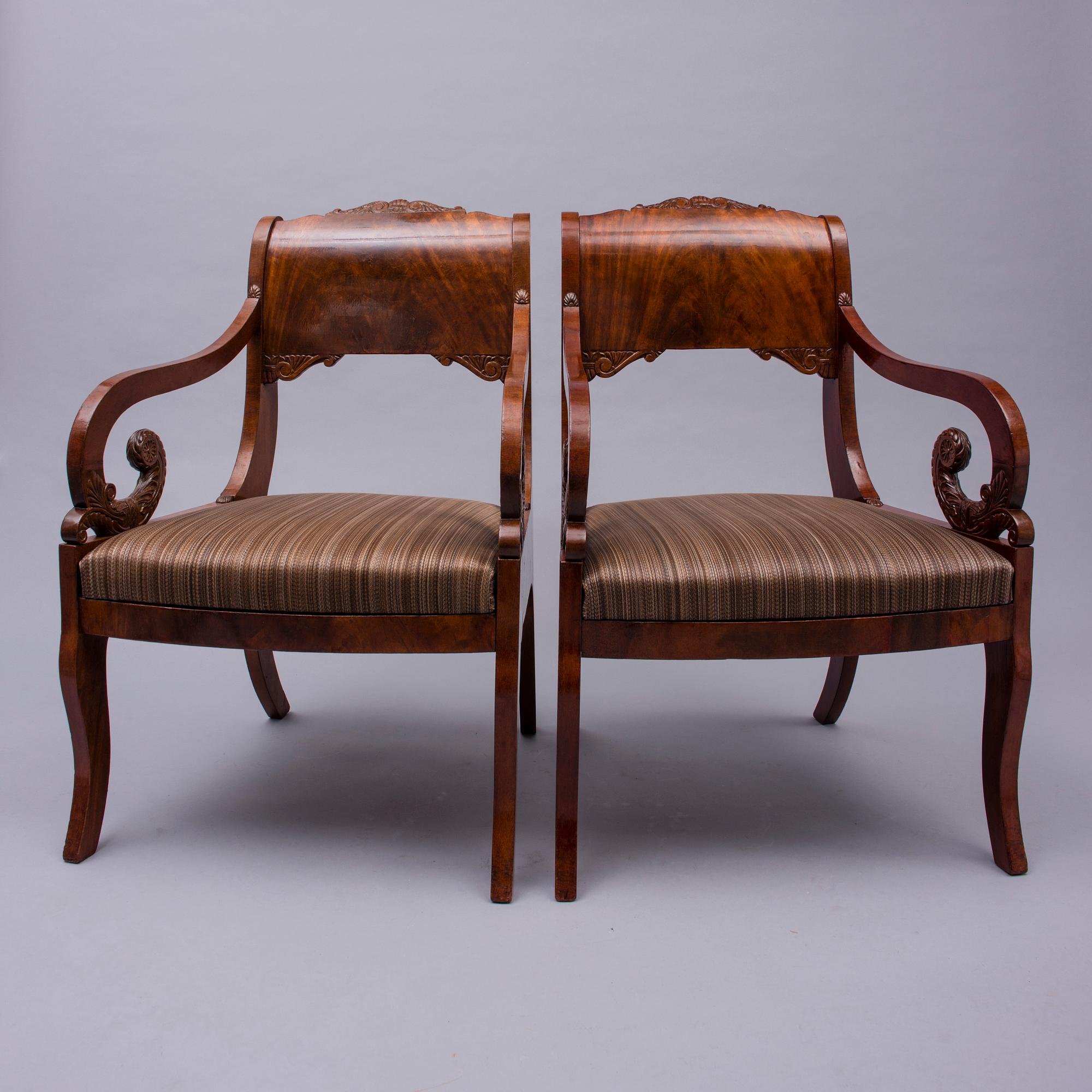 KARMSTOLAR, ett par, biedermeier, Ryssland 1820-1840.