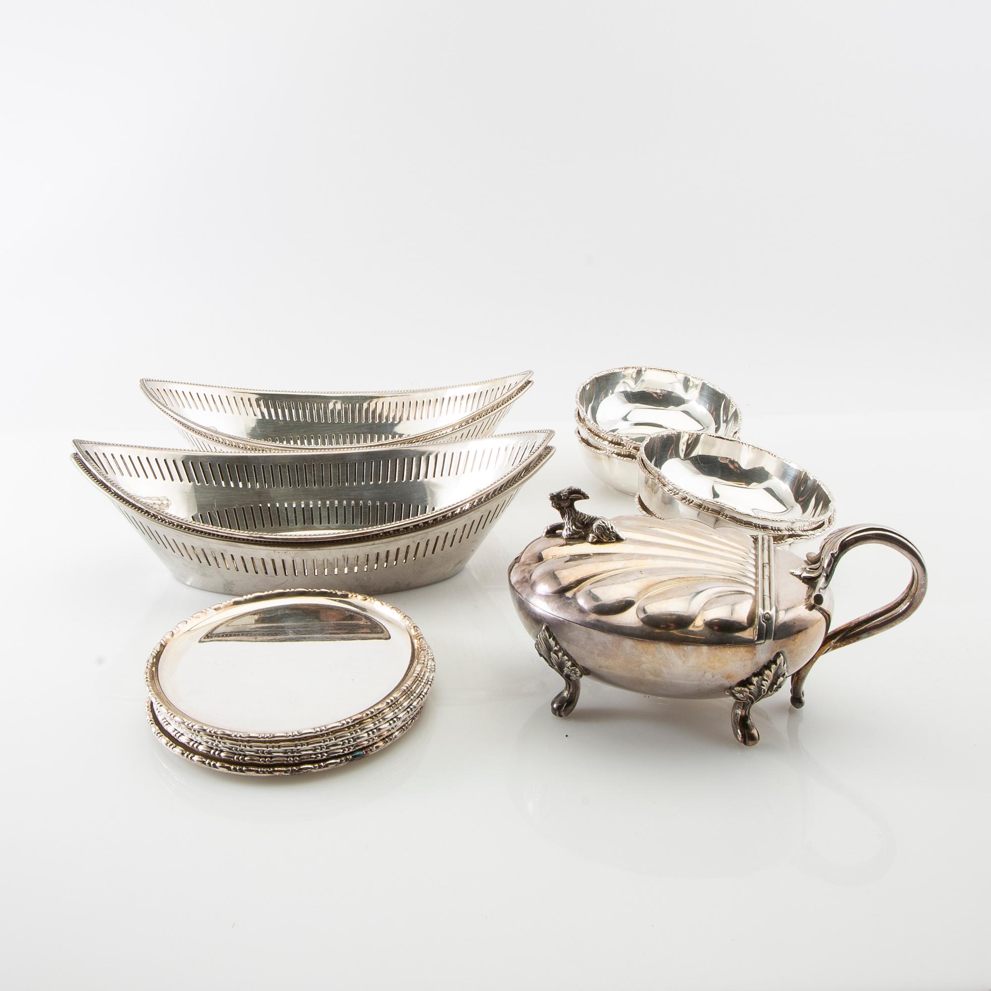 Brödskålar, skålar, underlägg samt serveringsskål 17 dlr nysilver 1900-talets första hälft.